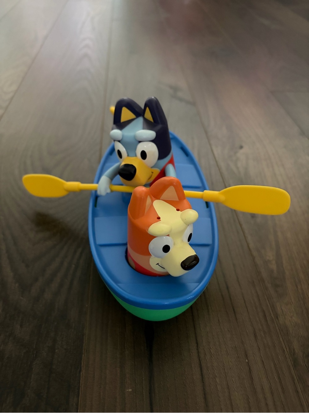 Bluey TOMY Toomies Pull and Go Canoe Bath Toy